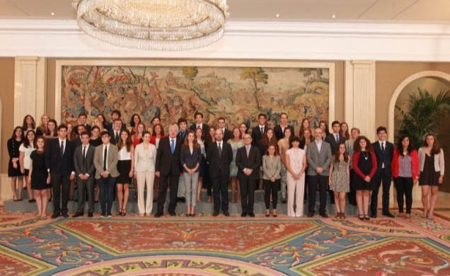 Doña Letizia junto a una representación de los participantes en la jornada de trabajo organizada por el Proyecto Internacional para la Juventud "My Eu